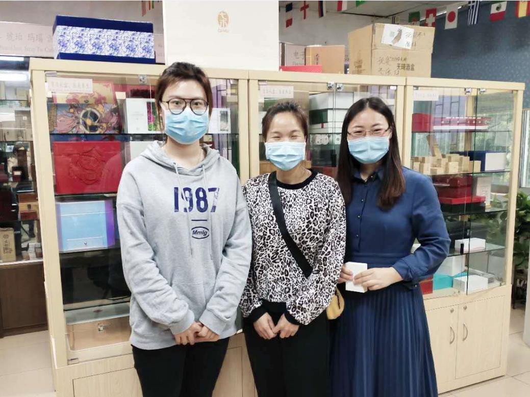 冠琳包裝與客戶合影留念 冠琳包裝與客戶合影留念