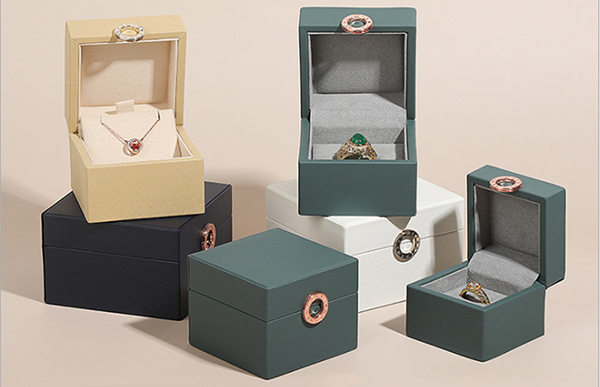 1644914637813763.jpg Lucky Jewelry Box.jpg