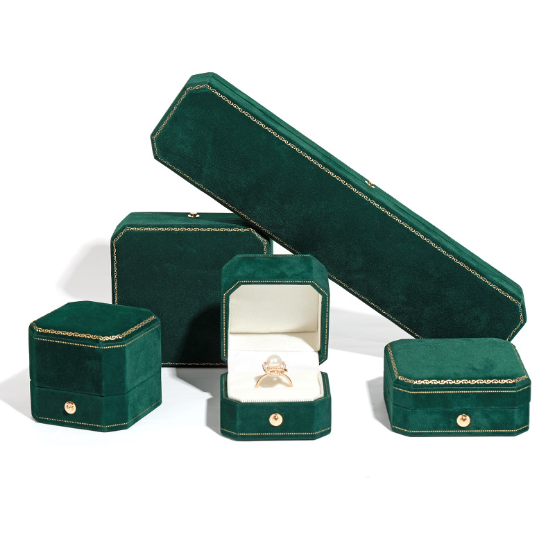 1715671303599759.jpg velvet ring box.jpg